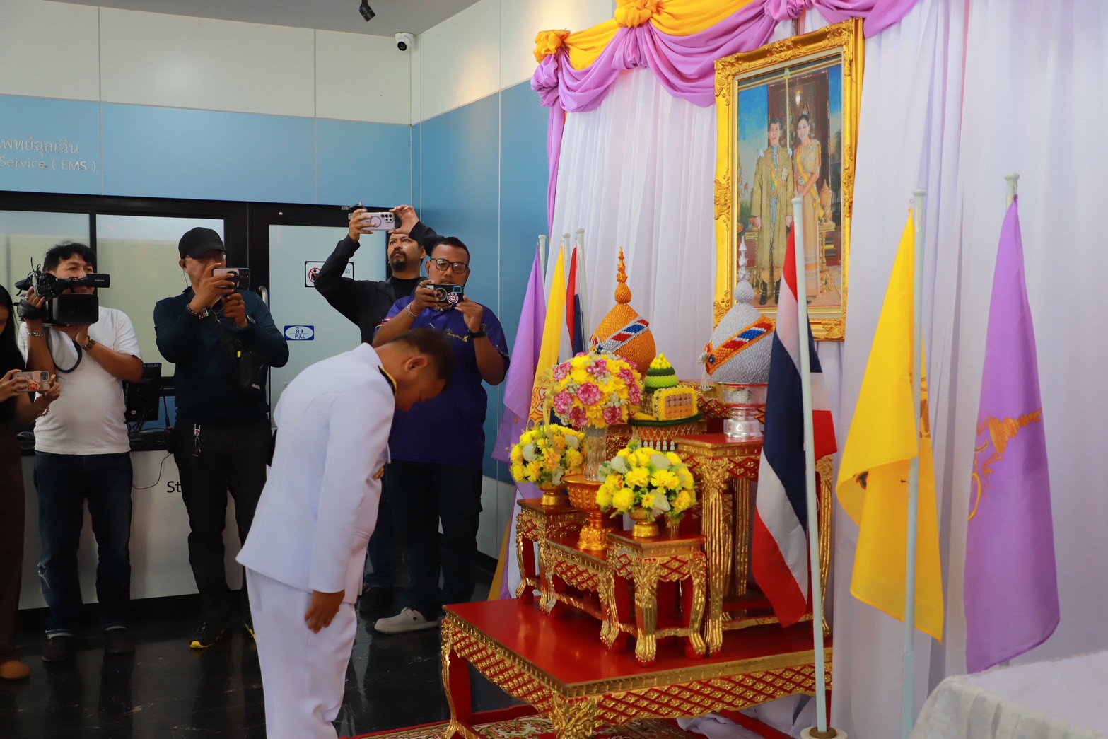 ผู้ว่าฯ สุรินทร์ เชิญแจกันดอกไม้และกระเช้าสิ่งของพระราชทาน มอบให้แก่กำลังพล ที่ได้รับบาดเจ็บจากการเหยียบกับระเบิดบริเวณฐานปฏิบัติการพื้นที่แนวชายแดนไทย-กัมพูชา เพื่อบำรุงขวัญกำลังใจ