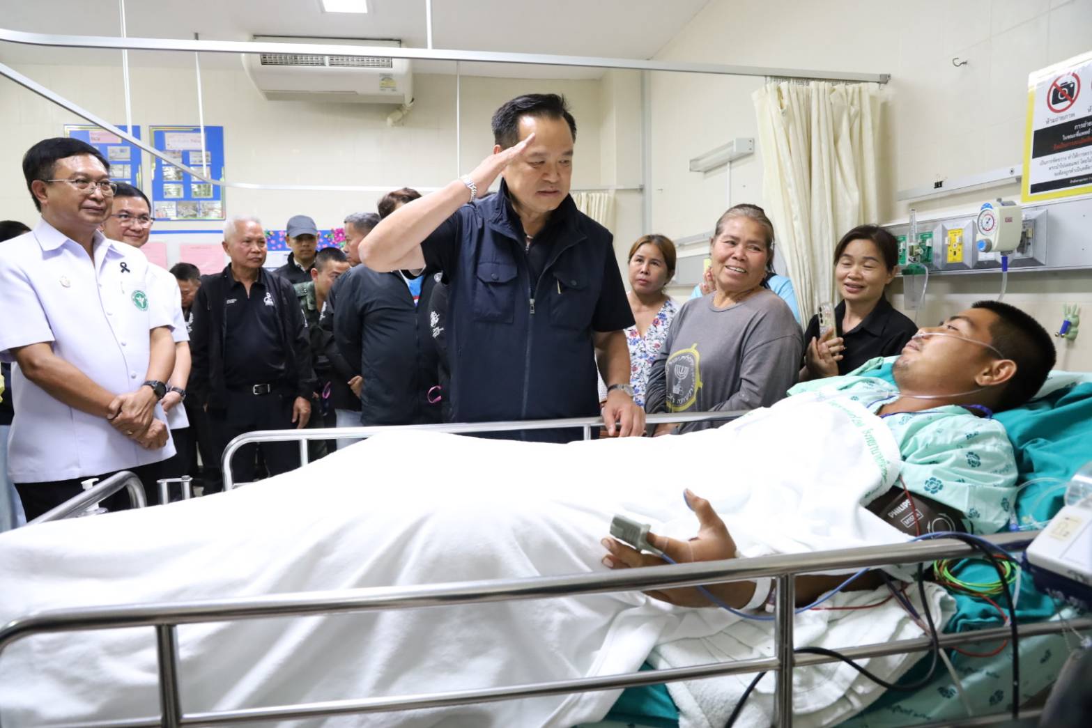 นายกฯ อนุทิน&rdquo; ลงพื้นที่ จ.สุรินทร์ ให้กำลังใจทหารเหยียบทุ่นระเบิดชายแดนไทย&ndash;กัมพูชา ขอบคุณคนไทยส่งแรงใจถึงแนวหน้า