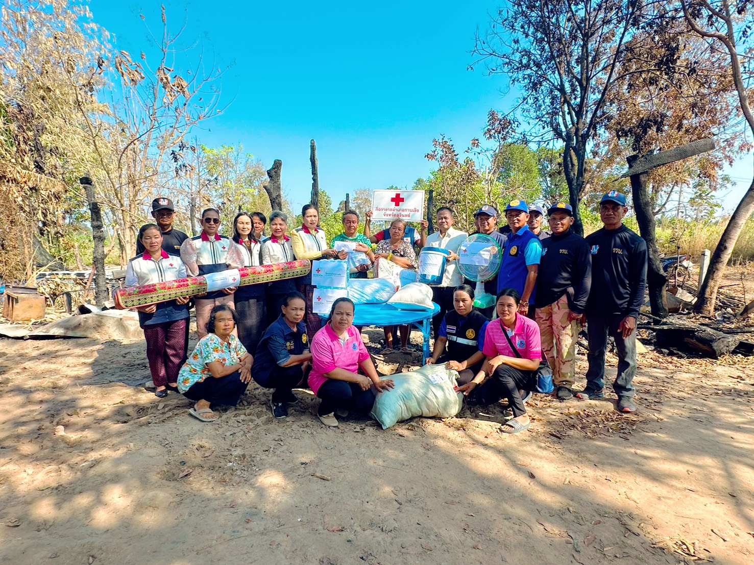 นายอำเภอกาบเชิง นำกิ่งกาชาดฯ ลงพื้นที่เยี่ยมให้กำลังใจครอบครัวผู้ประสบอัคคีภัย บ้านวอดเสียหายกว่า 5 แสนบาท พร้อมมอบความช่วยเหลือเบื้องต้น