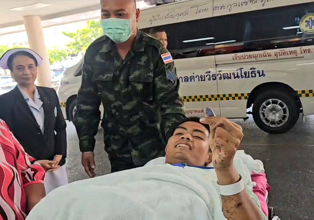 โรงพยาบาลสุรินทร์ ส่งตัวพลทหารเป๊ก เหยียบทุ่นระเบิดรายที่ 13 ไปรักษาต่อที่ รพ.พระมงกุฎฯ เพื่อใส่ขาเทียม ขณะที่พลทหารเป๊กแสดงมินิฮาร์ด กล่าวขอบคุณคนไทยทุกคนที่ให้กำลังใจ