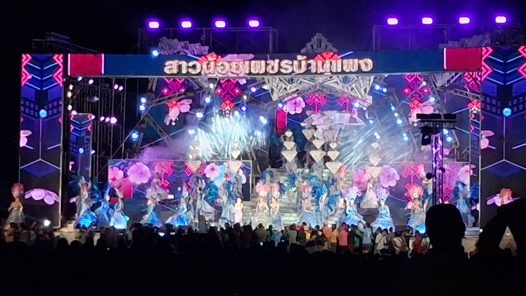 ศิลปินหมอลำ สาวน้อยเพชรบ้านแพง โอดวิกฤตน้ำมัน กระทบเดินสายแสดง ต้องปรับแผนใหม่ทุกวัน