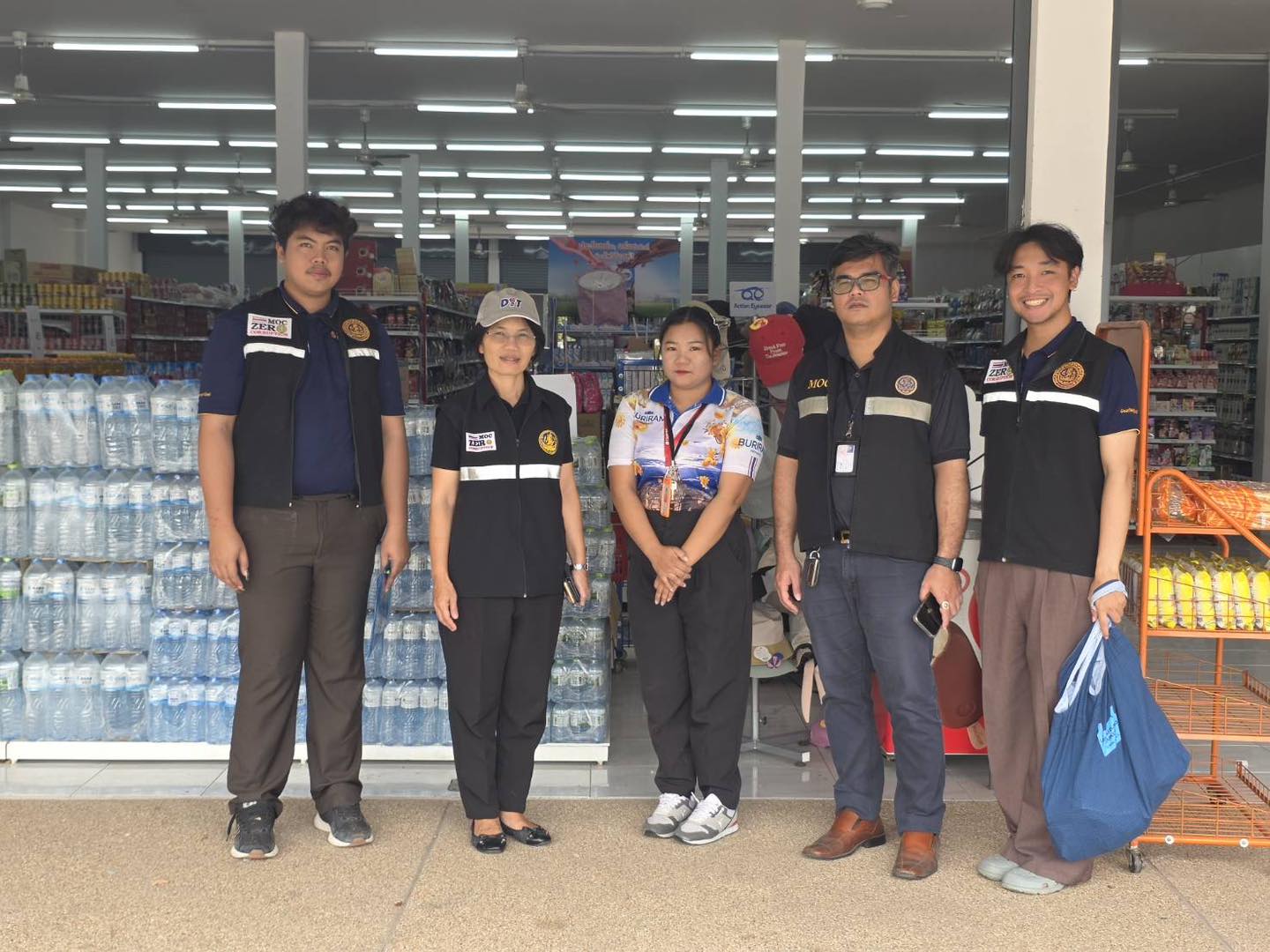 พาณิชย์สุรินทร์ ลงพื้นที่ตรวจสอบราคาปุ๋ยเคมีและสินค้าอุปโภคบริโภค ในพื้นที่อำเภอจอมพระ และอำเภอเขวาสินรินทร์ พบราคาจำหน่ายปุ๋ยโดยรวมยังทรงตัว มีเพียงบางสูตรที่ปรับเพิ่มขึ้น