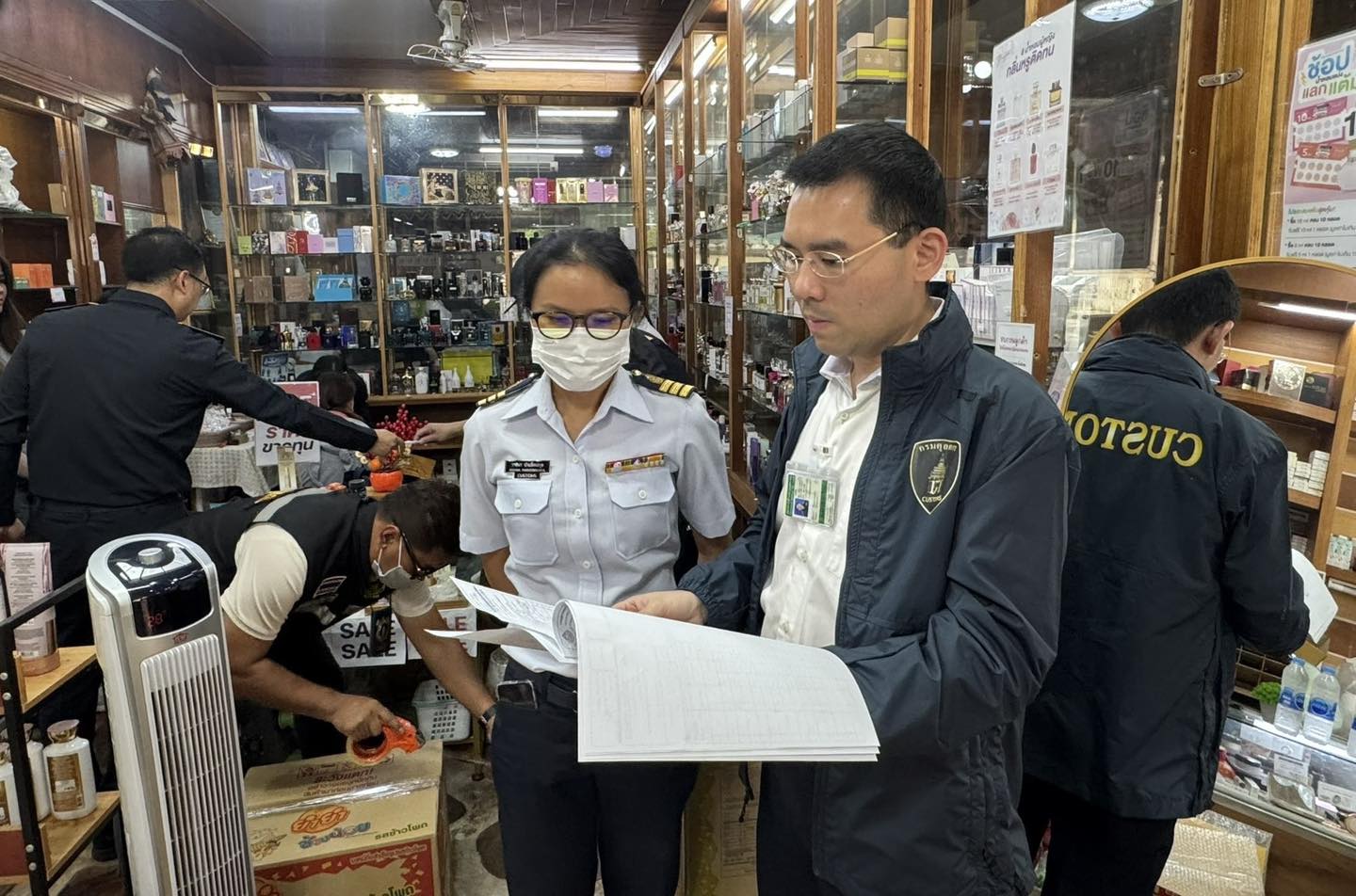 ศุลกากรบุกตรวจร้านค้า อายัดเครื่องสำอางต่างประเทศหนีศุลกากร มูลค่ากว่า 7 แสนบาท