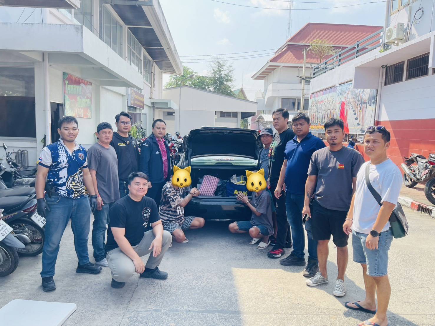 ตำรวจชุดสืบสวน สภ.เมืองสุรินทร์ ไล่ล่าจับกุม 2 ผู้ต้องหาคดียาเสพติด พร้อมของกลางยาบ้ากว่า 2 แสนเม็ด เตรียมกระจายสู่กลุ่มวัยรุ่นช่วงเทศกาลสงกรานต์