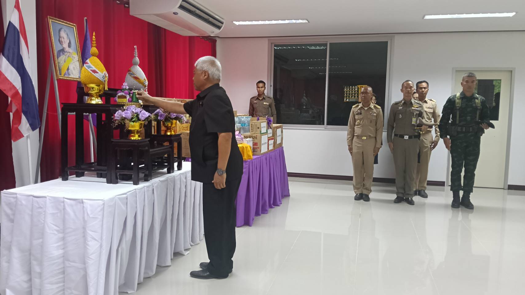 สมเด็จพระกนิษฐาธิราชเจ้า กรมสมเด็จพระเทพรัตนราชสุดา ฯ สยามบรมราชกุมารี พระราชทานสิ่งของแก่สถานีตำรวจภูธรตามแนวชายแดน และครอบครัวทหารที่ได้รับบาดเจ็บในพื้นที่จังหวัดสุรินทร์ เพื่อเป็นขวัญและกำลังใจแก่เจ้าหน้าที่ผู้ปฏิบัติหน้าที่