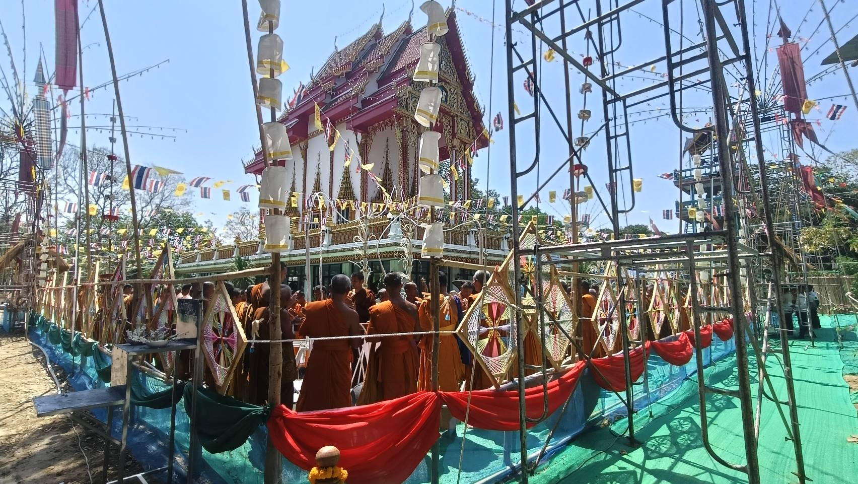 พิธีผูกพัทธสีมา ปิดทอง ตัดหวายลูกนิมิต อุโบสถวัดกลางบัวเชด จัดอย่างยิ่งใหญ่ ชาวบ้านร่วมงานคับคั่ง