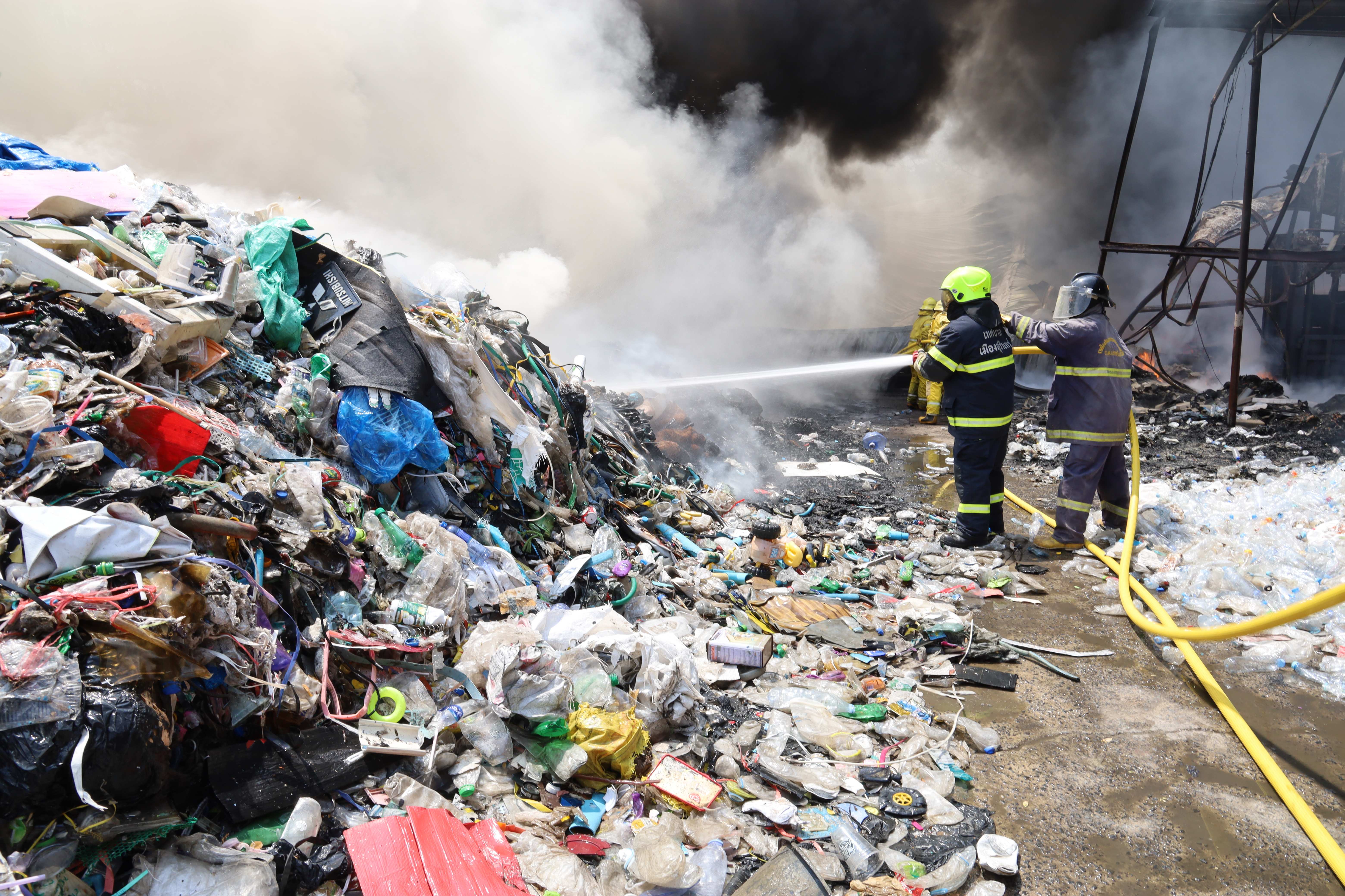 เกิดเหตุเพลิงไหม้โกดังเก็บของเก่า ท่ามกลางอากาศร้อนระอุ ยังไม่ทราบสาเหตุแน่ชัด เจ้าของคาดเกิดจากการสะเก็ดไฟจากการจุดรมรังผึ้ง