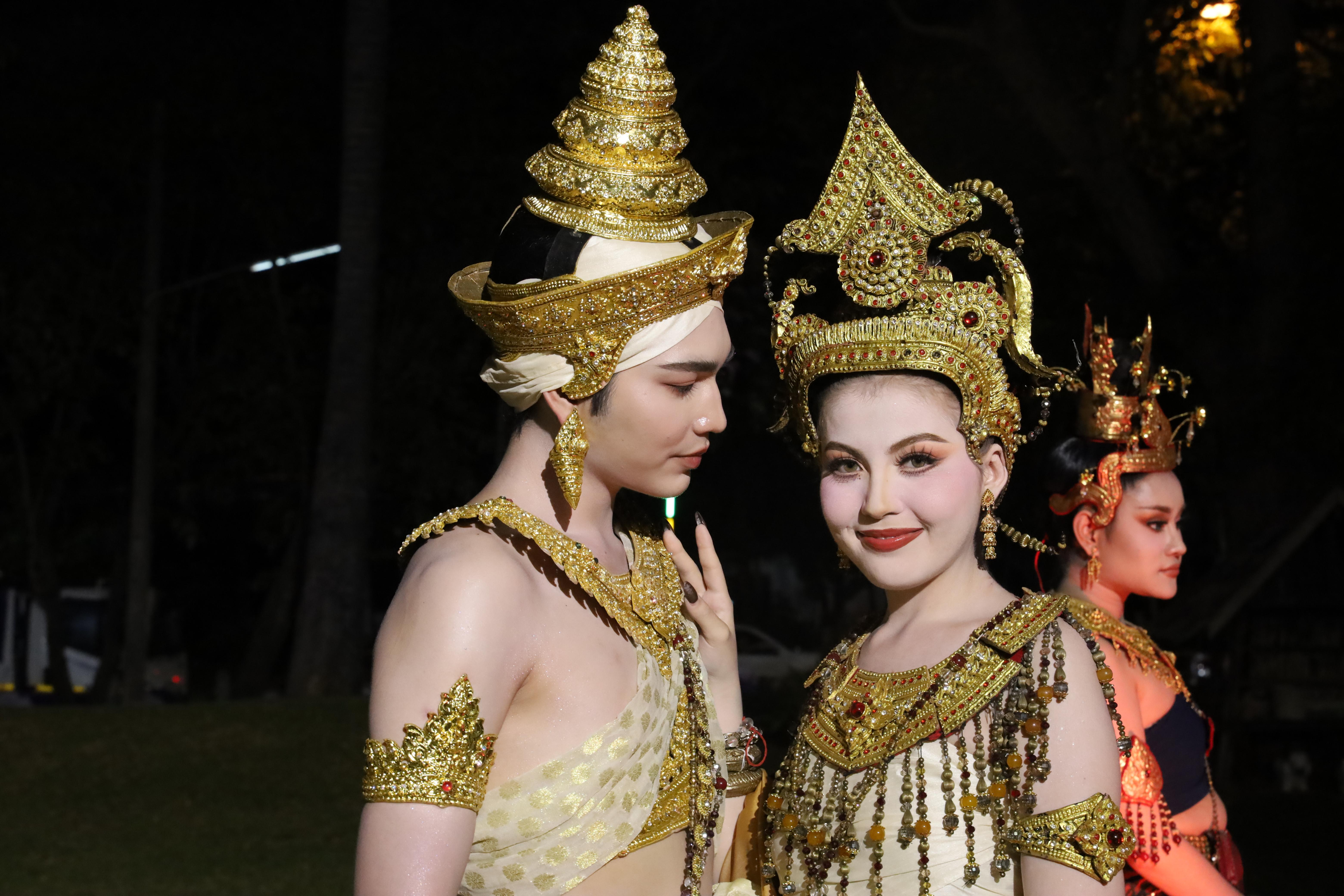 อบต.ดม จัดการแสดงประกอบแสงสีเสียงตำนานปราสาทภูมิโปน เรื่อง &ldquo;ภูมิโปนมนตรา เสน่หา &ldquo;เนียงด็อฮฺธม&rdquo; (เนียง-ด็อก-ทม) สุดอลังการ ร่วมสืบสานประเพณีวัฒนธรรมท้องถิ่น กระตุ้นการท่องเที่ยวและเศรษฐกิจชุมชน