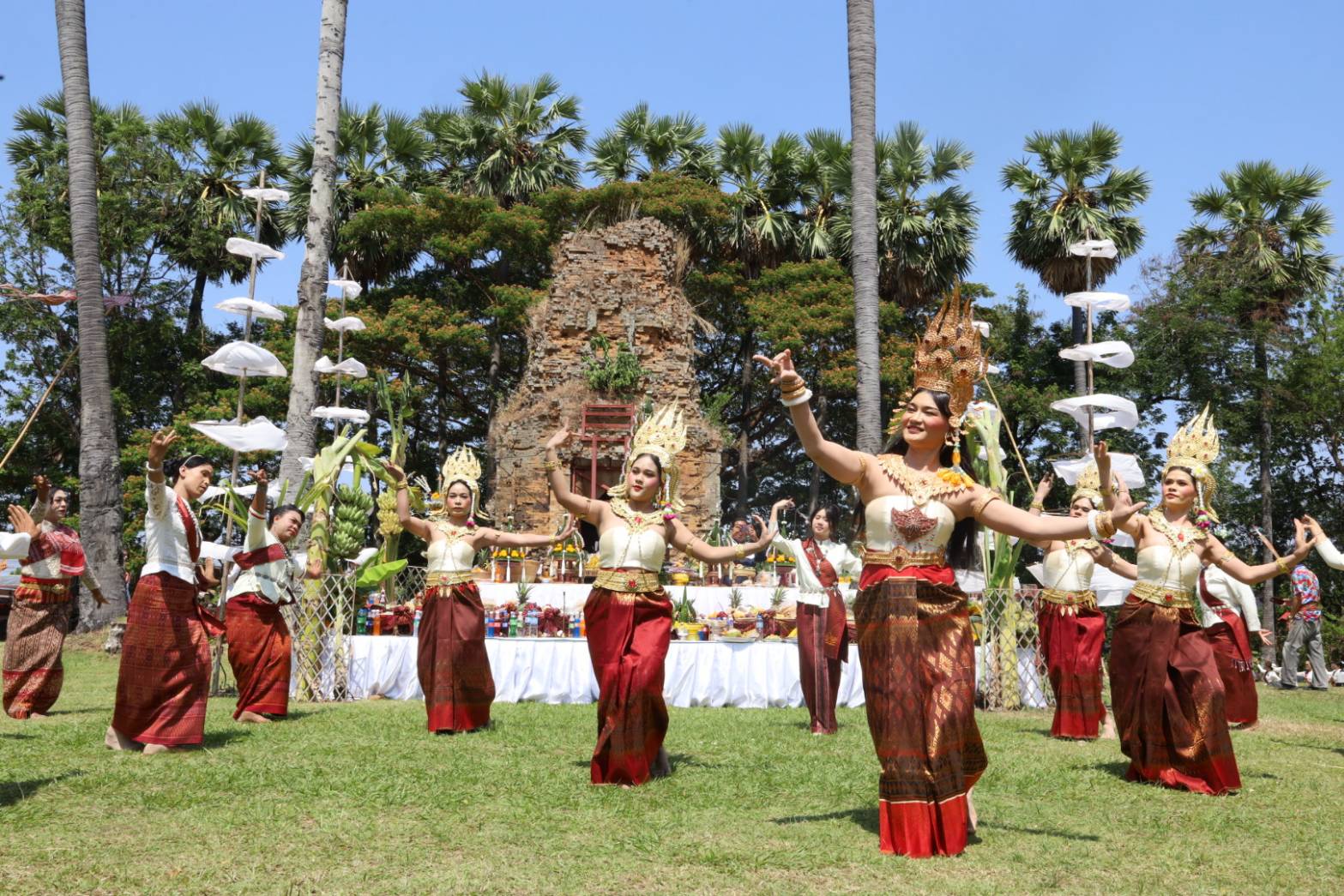 อบต.ดม จัดพิธีบวงสรวงองค์ปราสาทภูมิโปน ในงาน "สืบสานตำนานปราสาทภูมิโปน ร่วมสืบสานประเพณีวัฒนธรรมท้องถิ่น กระตุ้นการท่องเที่ยวและเศรษฐกิจชุม