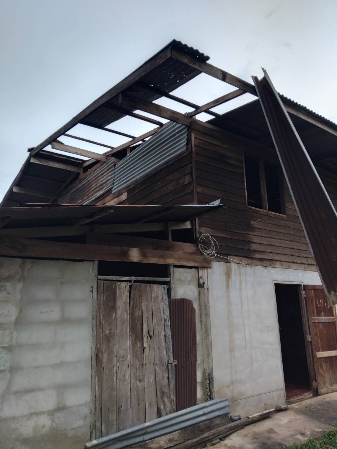 พายุลมแรงถล่มท่าตูม บ้านเรือนเสียหายหลายตำบล เร่งสำรวจเตรียมช่วยเหลือ