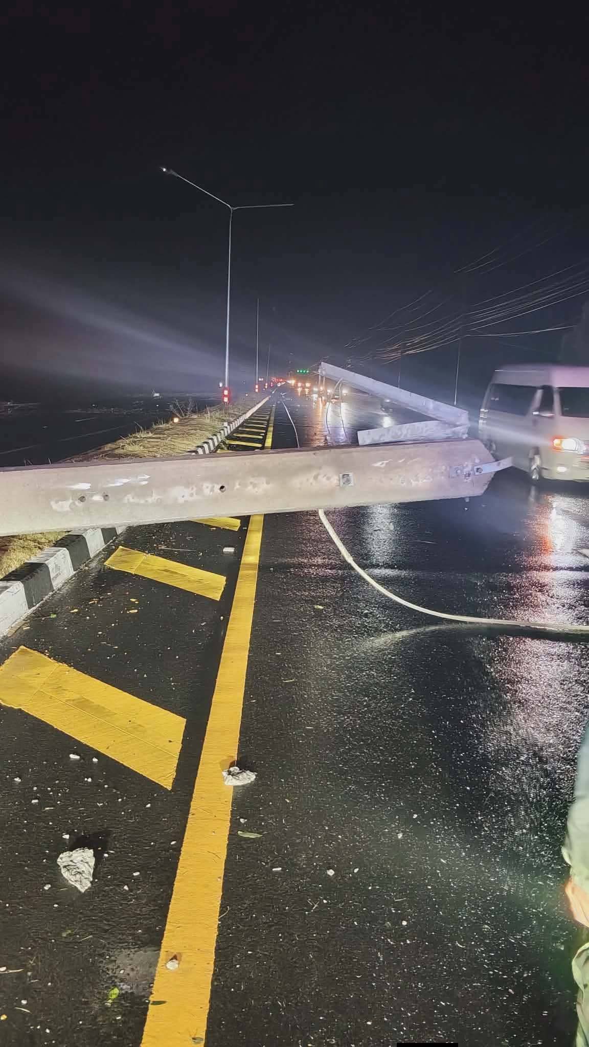 พายุพัดเสาไฟฟ้าแรงสูงล้ม ปิดถนนสาย 226 สุรินทร์&ndash;ศีขรภูมิ เตือนเลี่ยงเส้นทาง