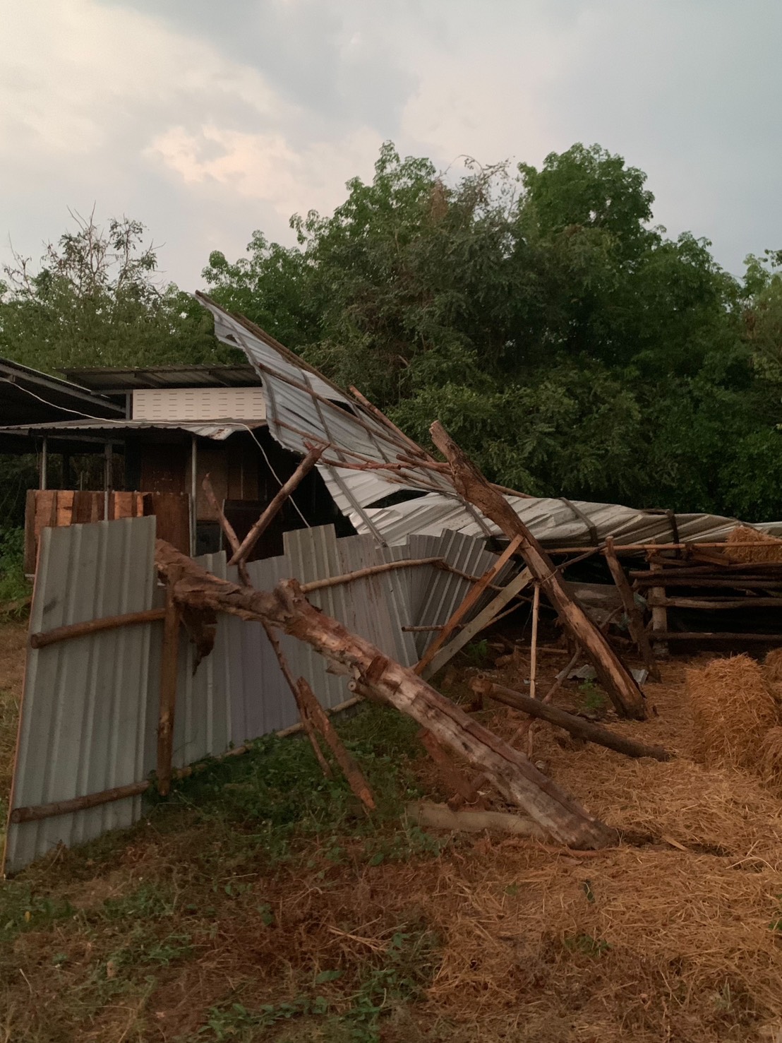 พายุฝนถล่มจอมพระ บ้านเรือนเสียหายหลายจุด เร่งสำรวจเตรียมช่วยเหลือ