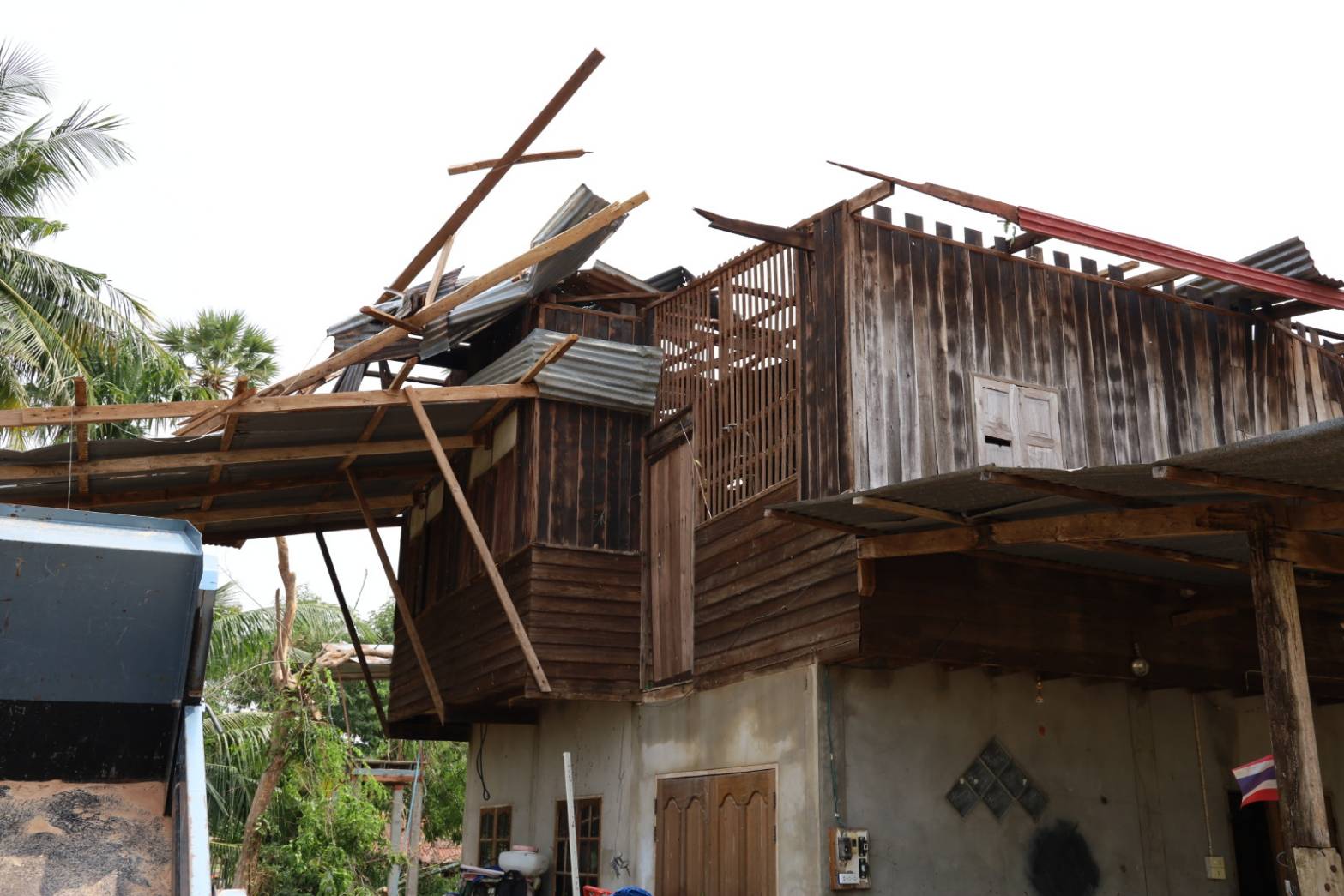 พายุฤดูร้อนถล่มสุรินทร์ เสียหาย 6 อำเภอ กว่า 550 ครัวเรือน เร่งช่วยเหลือด่วน