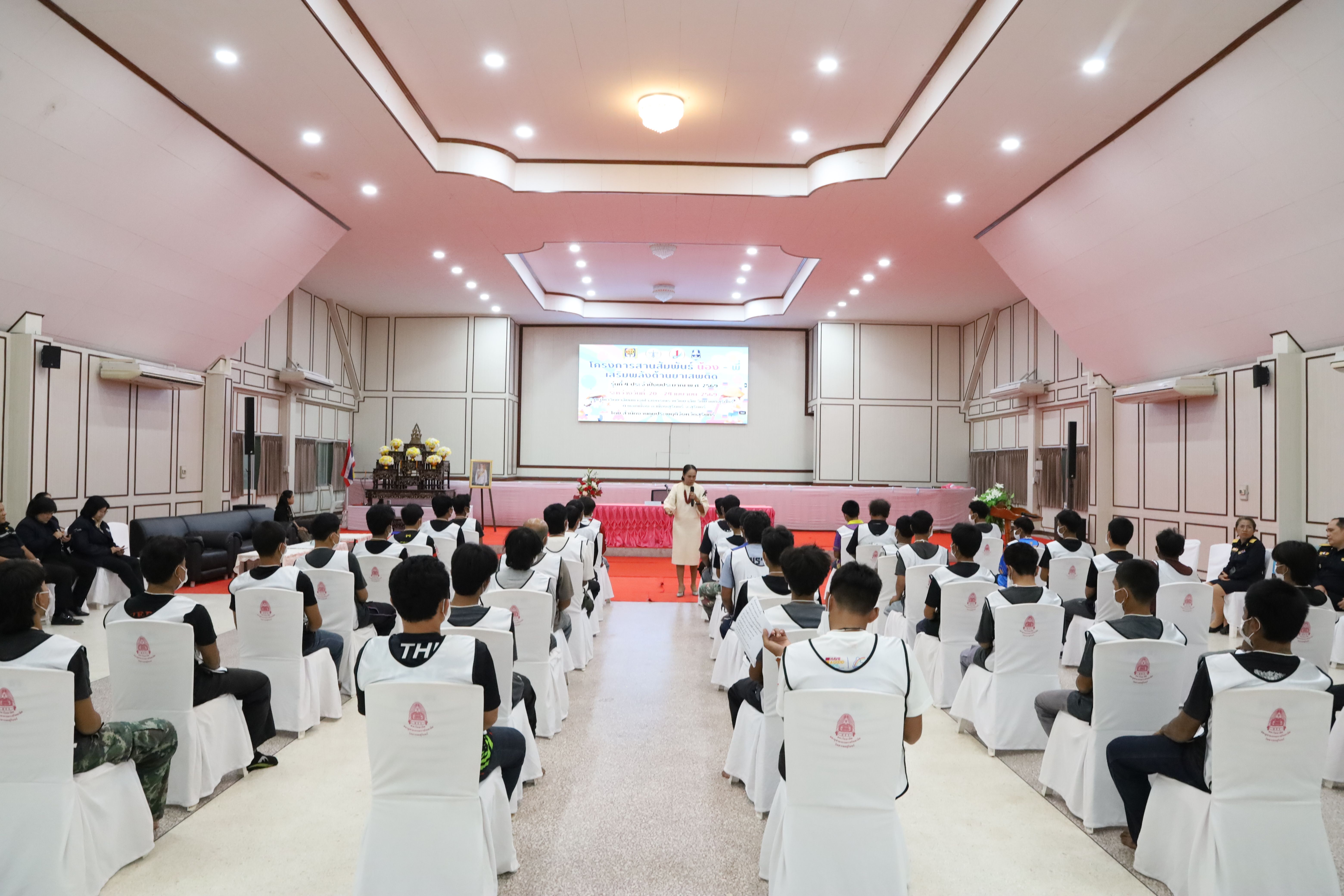 สำนักงานคุมประพฤติจังหวัดสุรินทร์เปิดโครงการสานสัมพันธ์ น้อง-พี่ เสริมพลังต้านยาเสพติดรุ่นที่ 4 ปี 69 เสริมสร้างแรงใจ ในการเลิกสารเสพติดอย่างต่อเนื่อง