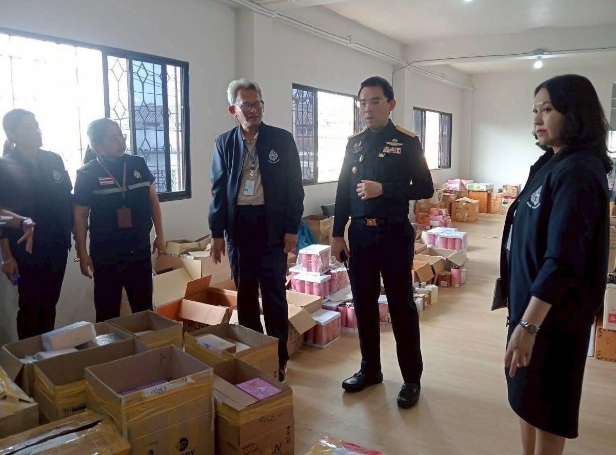 &ldquo;ศุลกากรช่องจอม&ldquo; เตือนภัยพี่น้อง &rdquo;ชาวอีสานใต้&ldquo; ก่อนซื้อให้ระวัง &ldquo;ของแท้ ของดี ของถูก ไม่มีในโลก&rdquo; .. เผย 3 เดือนจับของเถื่อนเฉียด 6,000 รายการ รวมมูลค่าความเสียหายฯกว่า 55,000,000 บาท !!