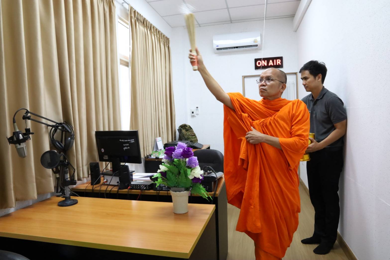 โรงพยาบาลสุรินทร์ จัดพิธีทำบุญห้องส่งสถานีวิทยุเพื่อสุขภาพ เพื่อความเป็นสิริมงคล&nbsp;
