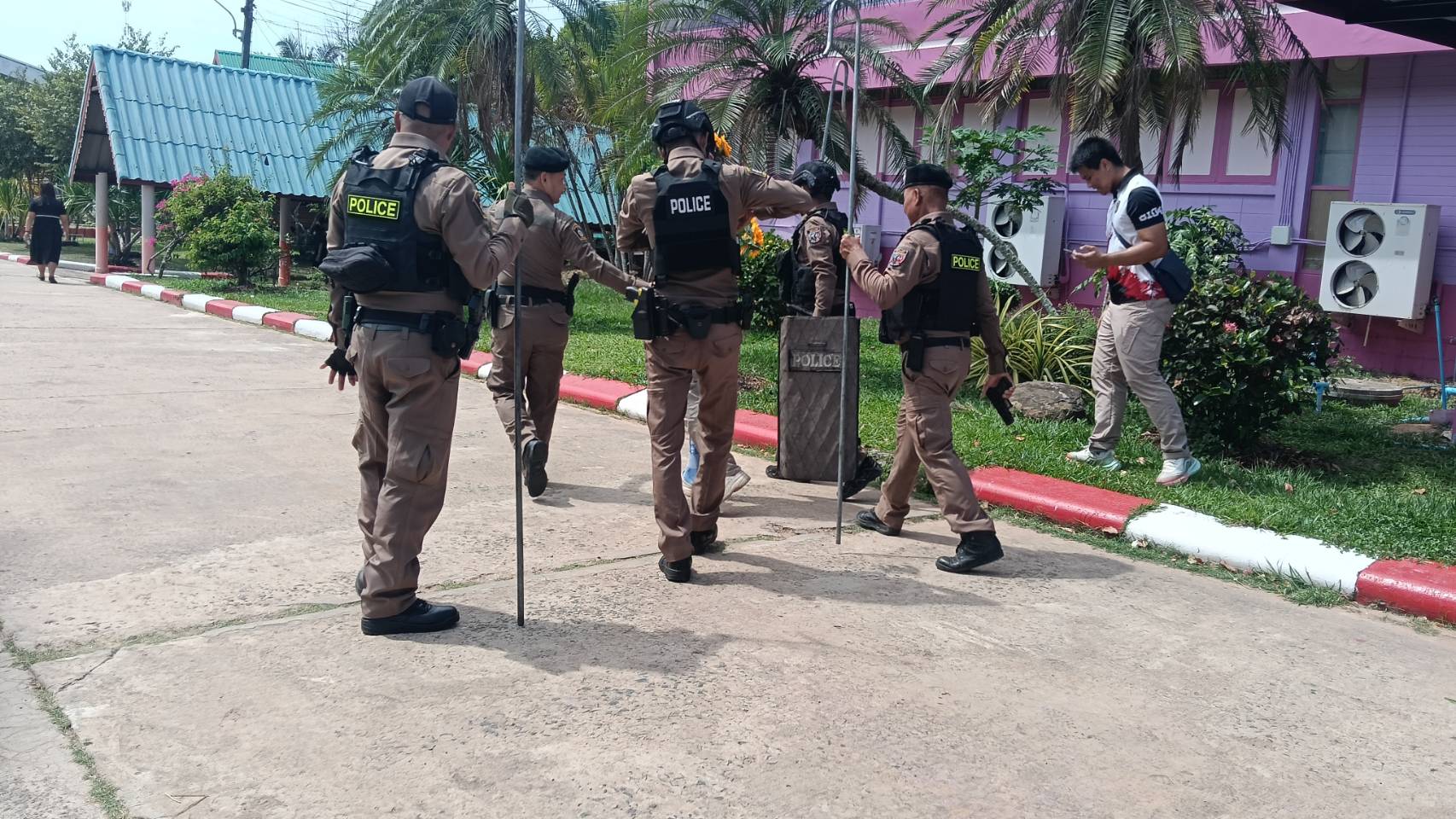สภ.บัวเชด ร่วมกับโรงเรียนบัวเชดวิทยา ซักซ้อมแผนรับมือเหตุกราดยิงในโรงเรียน พร้อมฝึกทักษะเอาตัวรอดกรณีติดในรถตู้โดยสาร