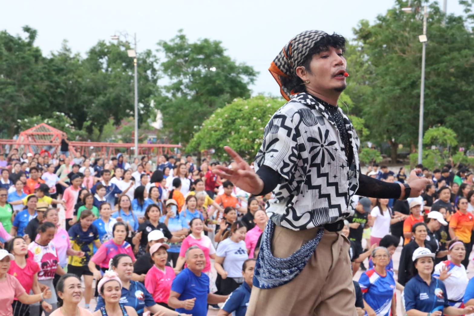 ชาวสุรินทร์หลายพันคน แห่ร่วมเต้นแอโรบิก ในมหกรรมสุขภาพ &ldquo;Active We พลังสุขภาพ พลังเรา ชาวสุรินทร์&rdquo; ส่งเสริมการออกกำลังกายและสุขภาวะที่ดี