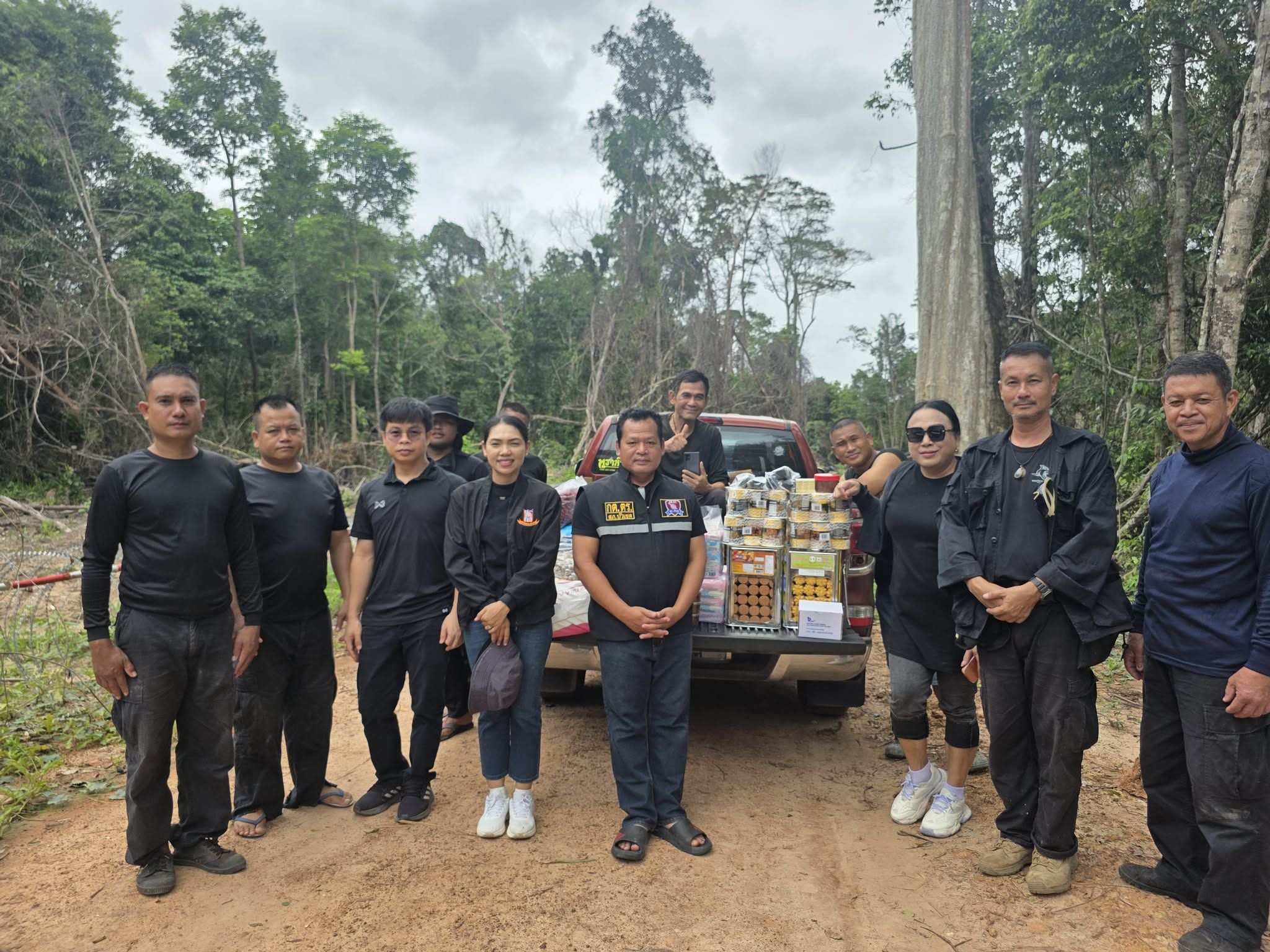 ประชาชนและจิตอาสาร่วมบริจาคสิ่งของ ส่งกำลังใจถึงทหารพรานแนวชายแดนไทย&ndash;กัมพูชา จังหวัดสุรินทร์