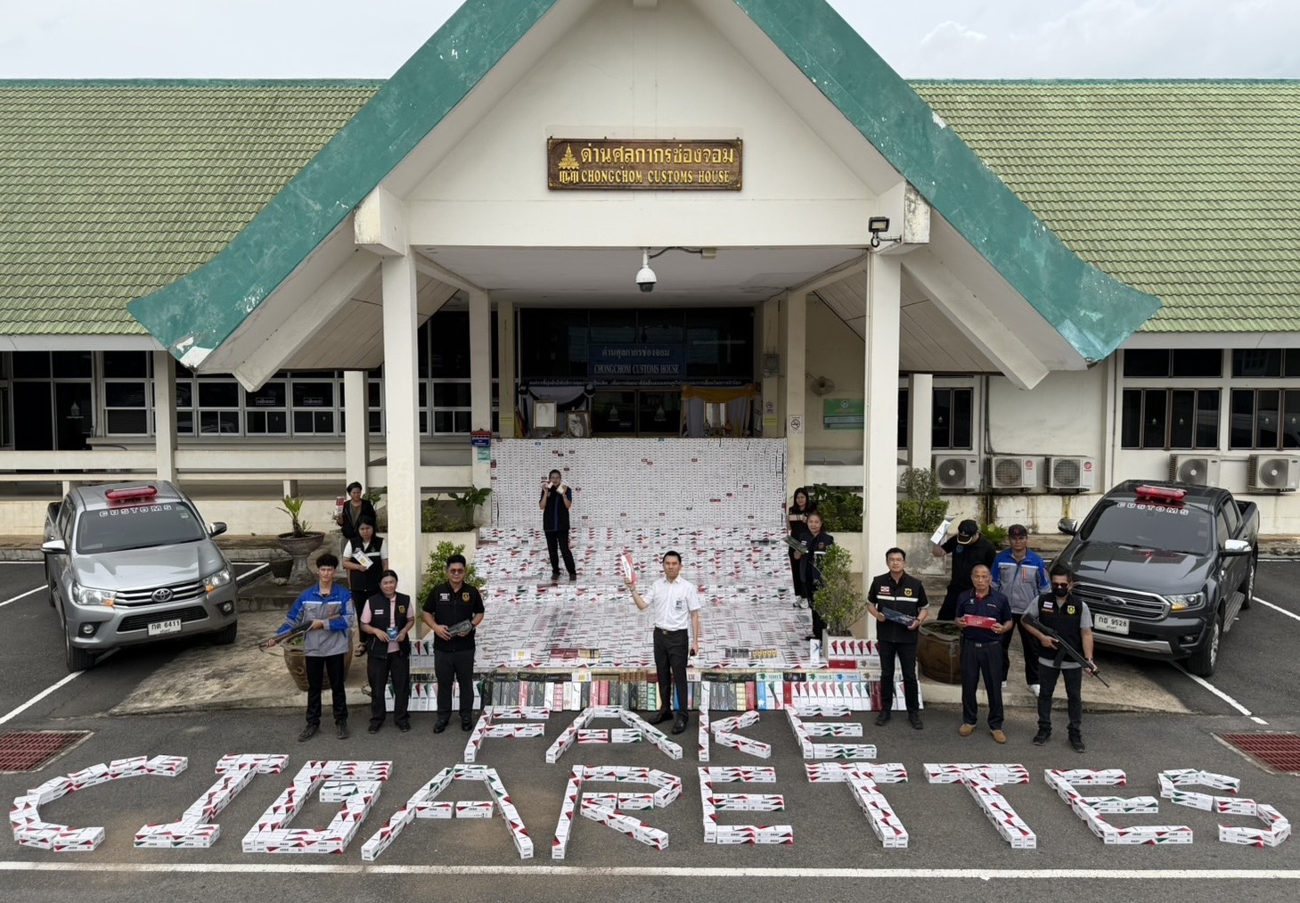 &ldquo;ศุลกากรช่องจอม&rdquo; ผนึกกำลัง &ldquo;ไปรษณีย์โคราช&rdquo; เปิดปฏิบัติการ &ldquo;เดือนนี้ไม่มีดูด&rdquo; ลุยจับ &ldquo;บุหรี่เถื่อน&rdquo; กว่า 15,000 แท่ง มูลค่าราว 14,500,000 บาท เตือนภัย &ldquo;สิงห์อมควัน&rdquo; สั่งออนไลน์ระวังเจอ &ldquo;ทั้งเชื้อราและของปลอม&rdquo; !!