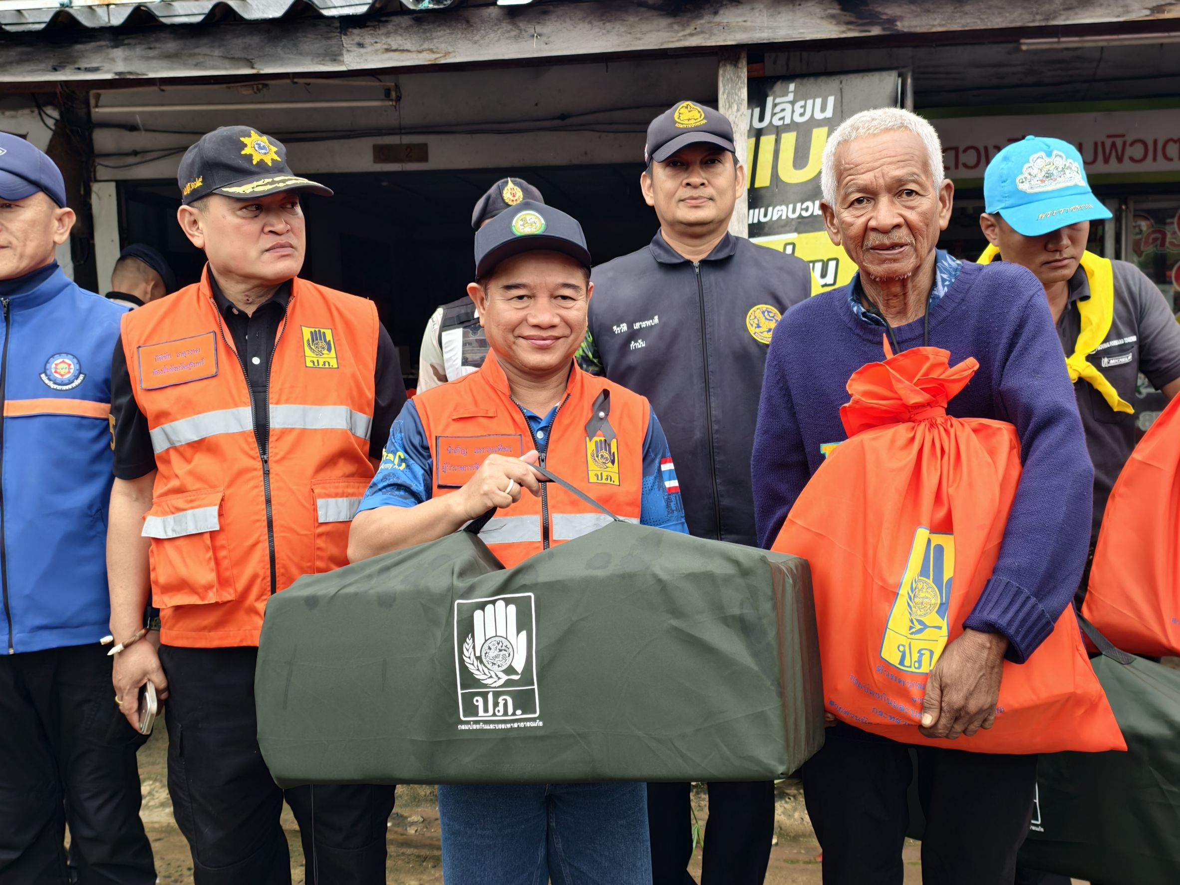 ผู้ว่าฯ สุรินทร์ ลงพื้นที่ อ.พนมดงรัก&ndash;ปราสาท เยี่ยมให้กำลังใจและมอบสิ่งของช่วยเหลือผู้ประสบอุทกภัย