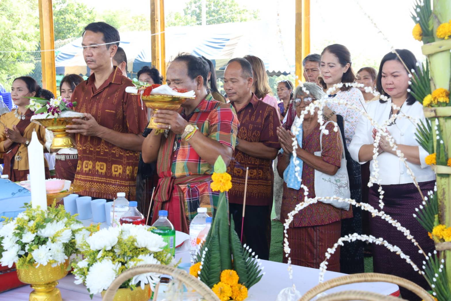 เทศบาลตำบลเมืองที จัดงานประเพณีแซนโฎนตา สืบสานวัฒนธรรมเขมรถิ่นอีสานใต้ เชื่อมสายใยครอบครัวและชุมชน